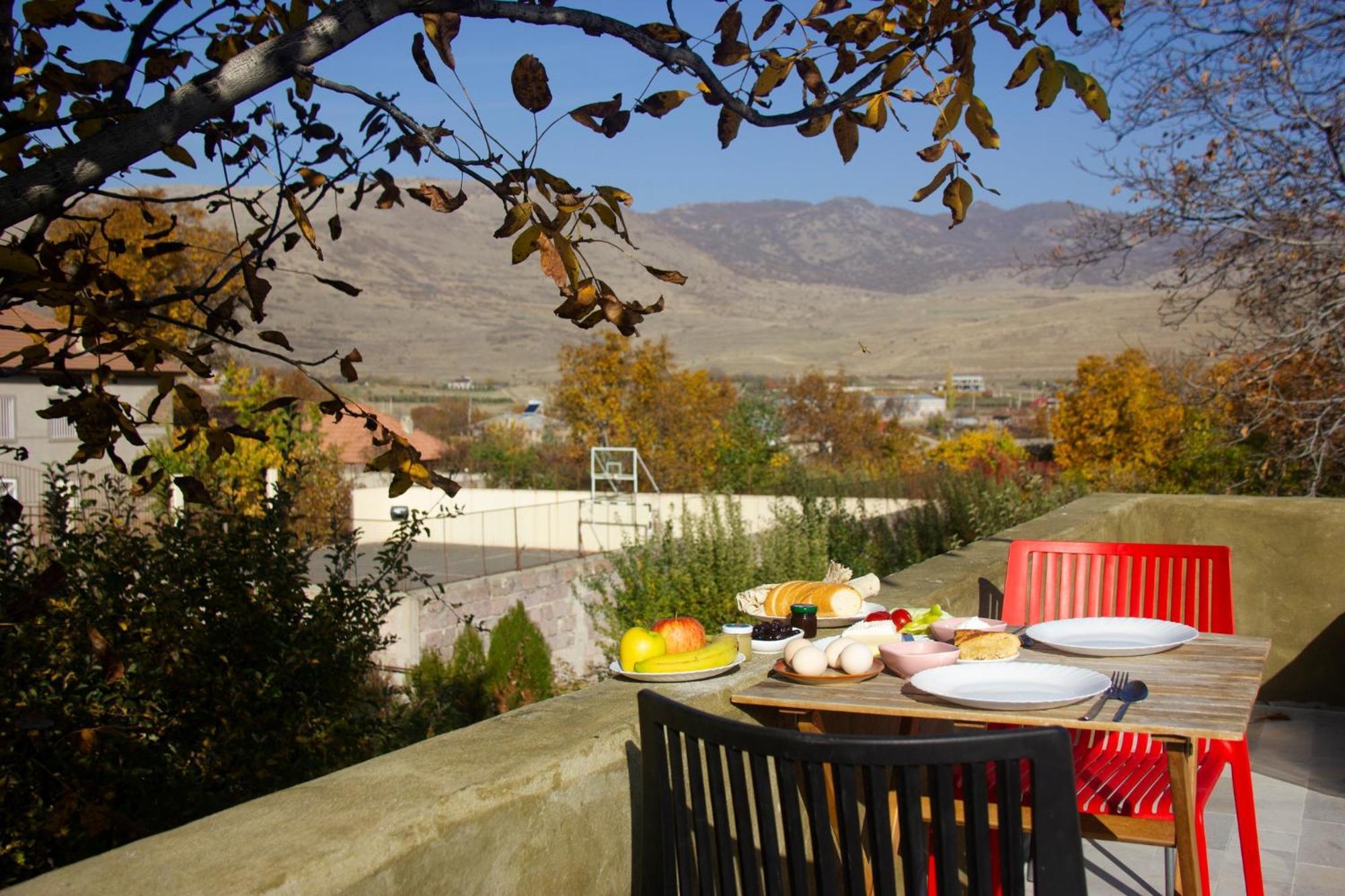 Zove Rural With Garden Views *