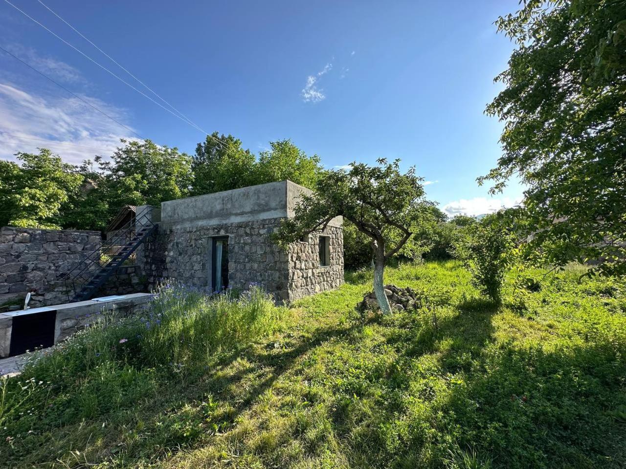 Zove Rural With Garden Views K'arashamb