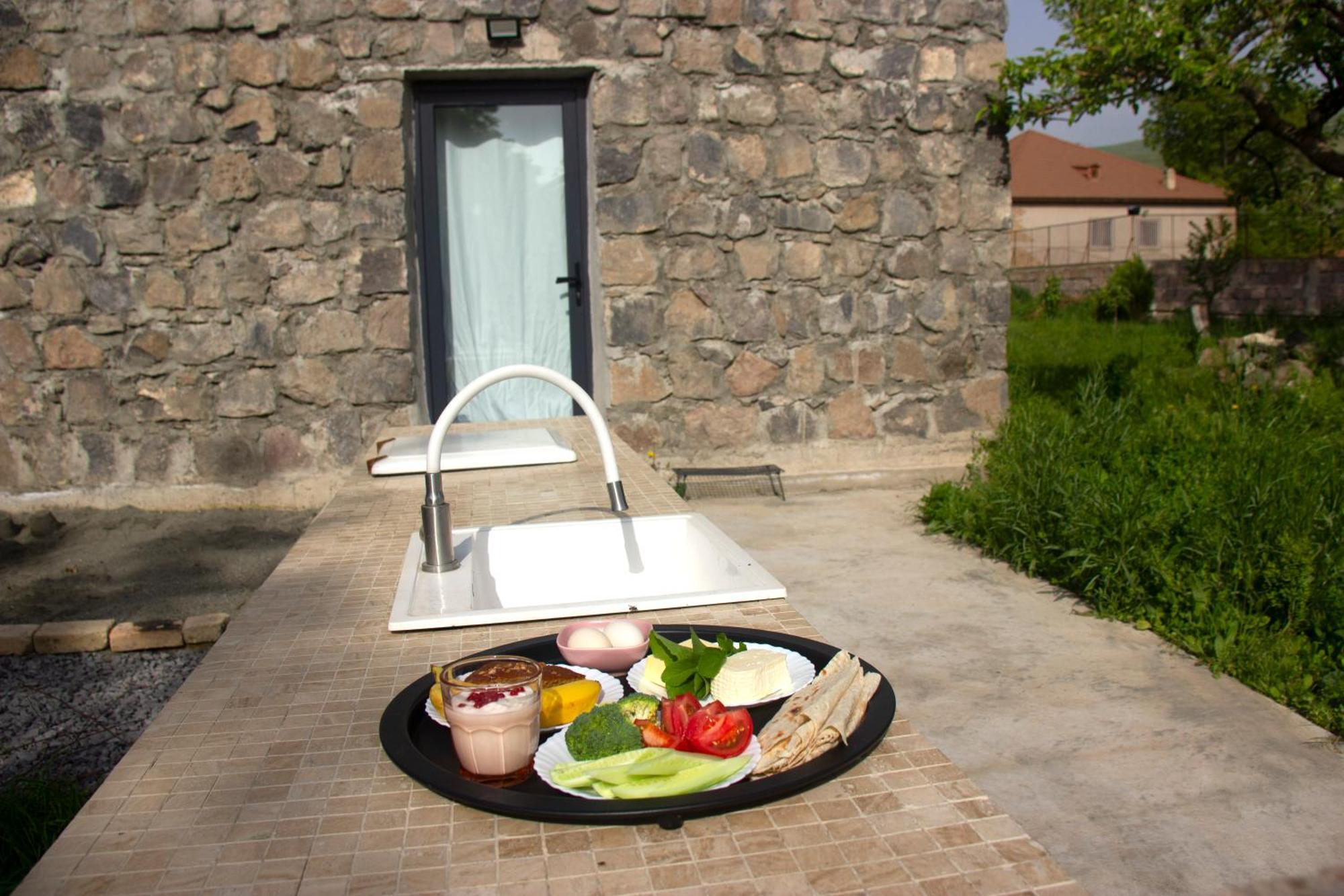 Zove Rural With Garden Views K'arashamb